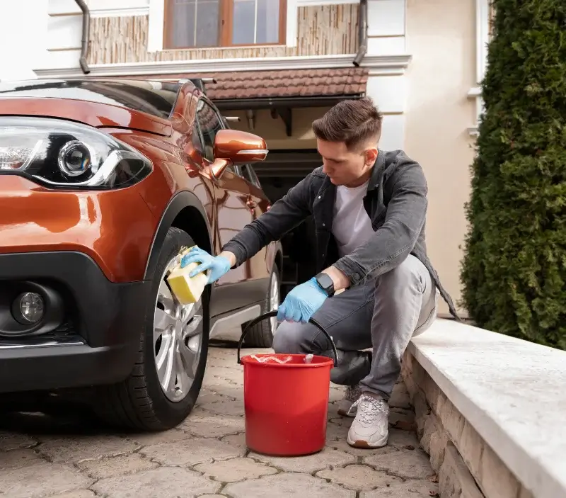 Lavage auto à domicile Formiguères : professionnel intervenant sur un véhicule